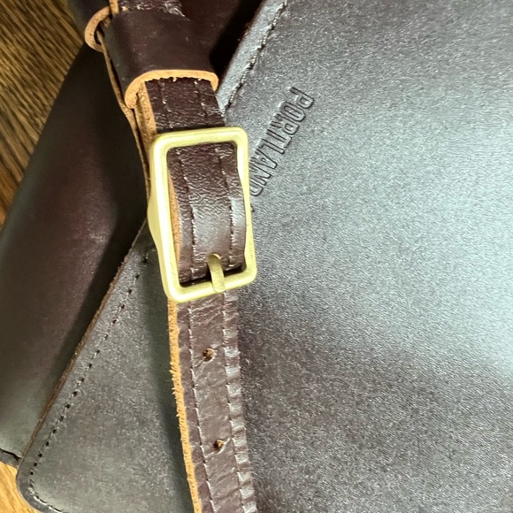 Portland Leather Metro brown leather Medium Crossbody Bag - Picture 5 of 9